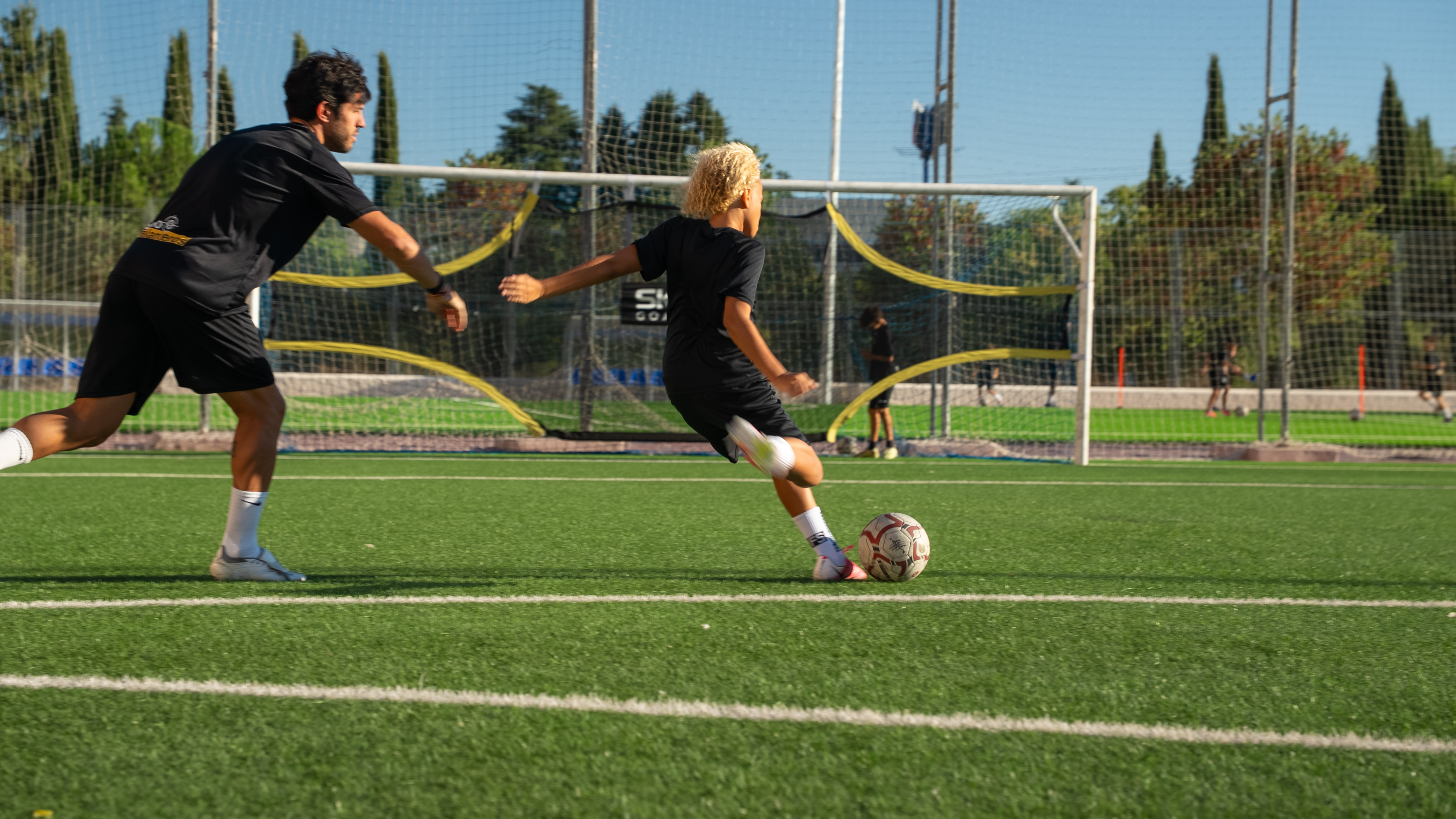 Entrenamiento de delanteros en campo de fútbol